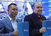 El CEO de Bitel Pham Anh Duc junto con el alcalde de Lima Rafael López Aliaga en 2024 - Crédito: Bitel